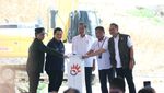 Gaya Jokowi Groundbreaking Kantor Telkom di IKN