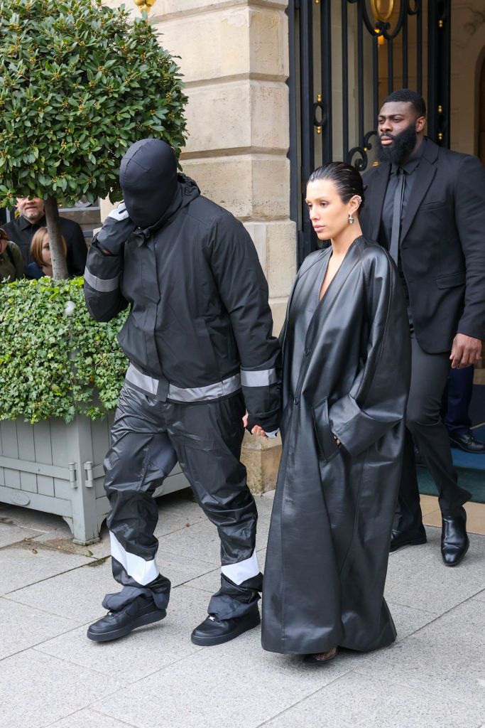 Gaya Kanye West dan Bianca Censori di Paris PARIS, FRANCE - FEBRUARY 28: Kanye West and Bianca Censori are seen leaving their hotel on February 28, 2024 in Paris, France. (Photo by MEGA/GC Images)
