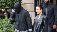 Gaya Nyeleneh Terbaru Kanye West dan Istri, Pakai Perhiasan Jari Tengah
