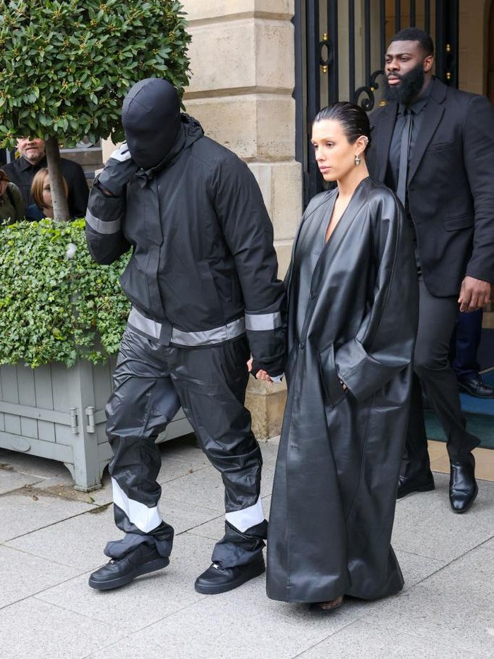 Gaya Kanye West dan Bianca Censori di Paris PARIS, FRANCE - FEBRUARY 28: Kanye West and Bianca Censori are seen leaving their hotel on February 28, 2024 in Paris, France. (Photo by MEGA/GC Images)