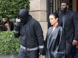 Gaya Nyeleneh Terbaru Kanye West dan Istri, Pakai Perhiasan Jari Tengah