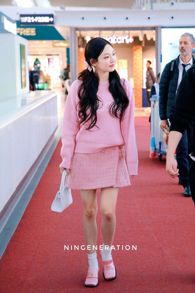 Ningning aespa kembali terlihat di bandara pada Jumat (23/2/2024), namun kali ini memakai busana serba pink. Mulai dari sweater, tweed skirt, dan pump heels yang senada. Dia juga memakai jepit rambut Versace seharga $350 atau Rp 5,4 juta. Foto: Instagram
