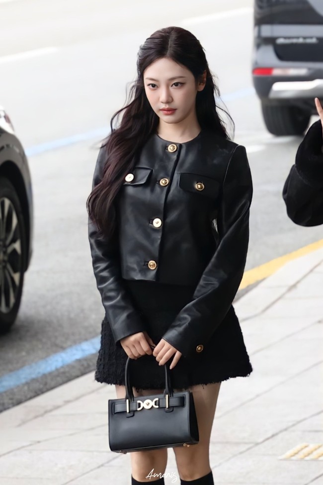 Meski memakai busana serba hitam, Ningning aespa tetap memancarkan aura feminin saat terbang ke Jepang untuk menghadiri konser SMTOWN LIVE pada Selasa (20/2/2024). Ningning aespa mengenakan leather jacket seharga $3,950 atau Rp 61 jutaan dan boucle tweed skirt seharga $1,550 atau Rp 24,2 jutaan. Penampilannya dipermanis dengan jepitan dan paduan heels dan kaos kaki panjang. Foto: Instagram