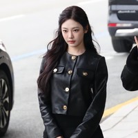Meski memakai busana serba hitam, Ningning aespa tetap memancarkan aura feminin saat terbang ke Jepang untuk menghadiri konser SMTOWN LIVE pada Selasa (20/2/2024). Ningning aespa mengenakan leather jacket seharga $3,950 atau Rp 61 jutaan dan boucle tweed skirt seharga $1,550 atau Rp 24,2 jutaan. Penampilannya dipermanis dengan jepitan dan paduan heels dan kaos kaki panjang. Foto: Instagram