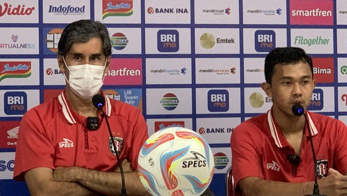 Gelandang muda I Gede Sunu Jyesta Wibawa dan pelatih Bali United Stefano Cugurra saat konferensi pers di Stadion Kapten I Wayan Dipta, Gianyar, Kamis (29/2/2024). (Siti Mu’amalah/detikBali)