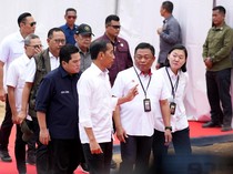 Gaya Jokowi Groundbreaking Kantor Telkom di IKN