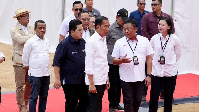 Ground Breaking TSO di IKN Presiden RI Joko Widodo didampingi Kepala Otorita IKN Bambang Susantono, Menteri BUMN Erick Thohir, PJ Gubernur Kalimantan Timur Akmal Malik berbincang dengan Direktur Utama Telkom Ririek Adriansyah saat acara Groundbreaking Telkom Smart Office di Kawasan Ibu Kota Nusantara (IKN), Penajam Paser Utara, Kalimantan Timur, Jumat (1/3/2024). Presiden Republik Indonesia, Ir. Joko Widodo dalam sambutannya mengapresiasi sekaligus meresmikan dimulainya pembangunan Telkom Smart Office IKN. Hal ini sejalan dengan komitmen Telkom untuk mengakselerasi digitalisasi di seluruh Indonesia melalui konektivitas, platform, dan layanan digital, khususnya dalam membangun IKN menjadi kota pintar (smart city).