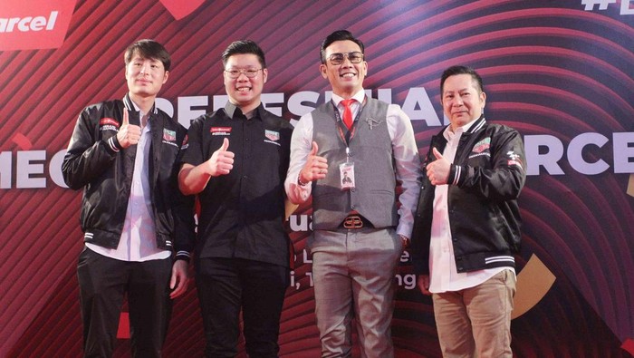Gudang Logistik di Tangerang Ini Mampu Tampung 200 Ton Paket Chief Executive Officer Lion Parcel Farian Kirana, didampingi oleh Komisaris Lion Group Davin Kirana, Direktur Utama Lion Air dan Pembina Commercial Lion Group Rudy Lumingkewas, dan Chief Eksentrik Officer Lion Parcel Denny Sumargo dalam acara Peresmian Mega Hub Lion Parcel di Tangerang, Kamis (29/02). Peresmian Mega Hub memperkuat infrastruktur Lion Parcel untuk memberikan layanan yang lebih baik bagi pelanggan.