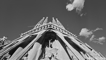 Sedangkan ini, Sagrada Familia tampak belakang. Terlihat jelas hitam putih yang dihasilkan kamera utama Xiaomi 14 begitu mempesona. Foto: Agus Tri Haryanto/detikINET