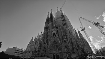 Pengambilan foto Sagrada Familia di sore hari. Foto: Agus Tri Haryanto/detikINET