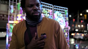 Humane AI Pin merupakan salah satu gadget paling unik yang muncul di MWC 2024. Perangkat tanpa layar ini mengandalkan AI generatif untuk berinteraksi dengan pengguna, dan memiliki antarmuka unik yang ditampilkan menggunakan laser di telapak tangan. Perangkat wearable ini bahkan diklaim akan menjadi pengganti smartphone. Foto: Humane