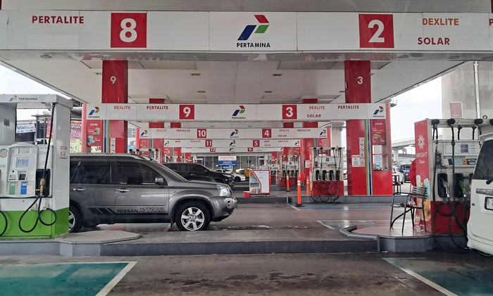 Petugas berjaga di salah satu SPBU Pertamina di Jakarta.