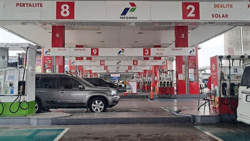 Petugas berjaga di salah satu SPBU Pertamina di Jakarta.