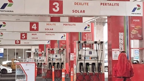 Petugas berjaga di salah satu SPBU Pertamina di Jakarta.