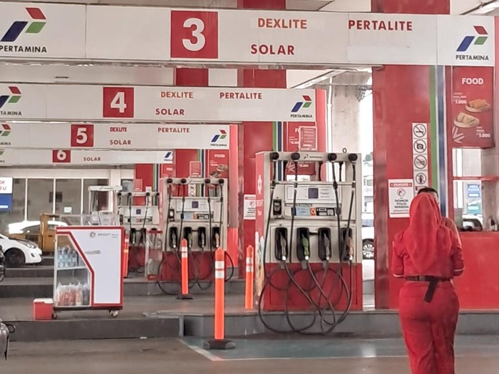 Petugas berjaga di salah satu SPBU Pertamina di Jakarta.