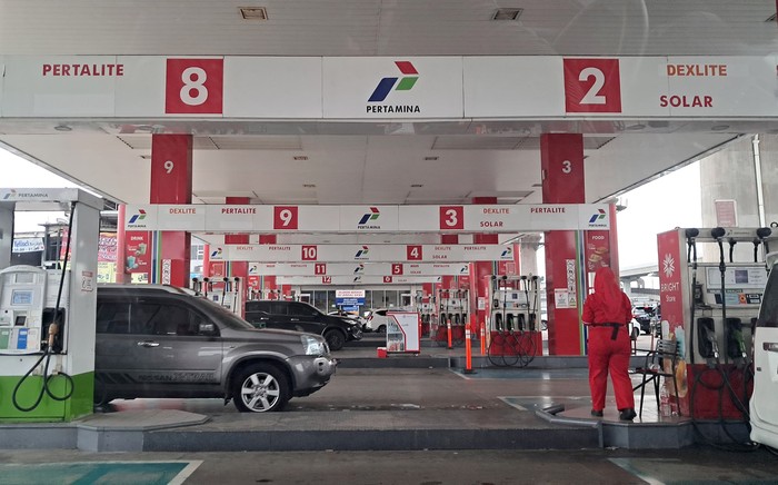 Petugas berjaga di salah satu SPBU Pertamina di Jakarta.