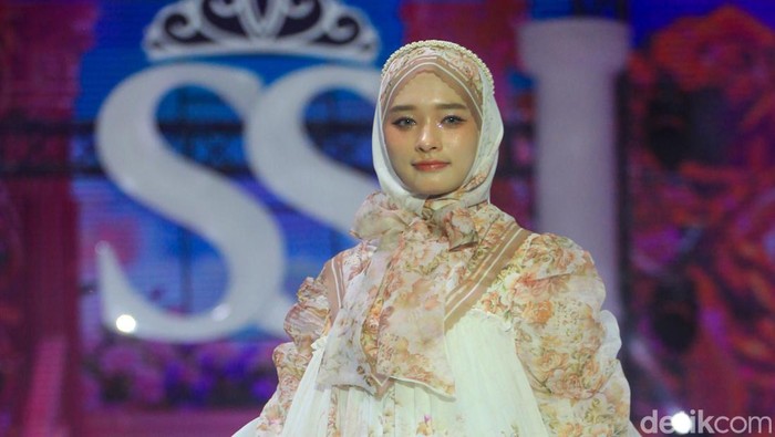 Sejumlah selebriti memperagakan busana pada peragaan busana bertajuk The FirSSt Gala of Shella Saukia di The Ritz Carlton Pacific Place, Jakarta, Kamis (29/2/2024). Shella Saukia menggelar peragaan busana bertajuk The FirSSt Gala of Shella Saukia untuk merayakan 1 dekade dirinya berkarya.