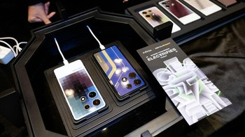 Infinix menghadirkan ponsel dengan teknologi E-Color Shift ke MWC 2024. Ponsel ini menggunakan panel E-ink di bagian belakang yang bisa berubah warna saat ponsel sedang dicas. Infinix berharap bisa menyempurnakan teknologi ini dengan memberikan kemampuan kustomisasi lewat aplikasi. Foto: Infinix/Hand-out
