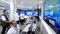 Yang hari ini ditinjau Jokowi adalah Pusat Komando (Command Center) Tahap-1 Ibu Kota Nusantara (IKN) di Hunian Pekerja Konstruksi IKN, Kalimantan Timur.