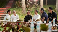 Tampak Menteri Badan Usaha Milik Negara Erick Thohir, Menteri Investasi/Kepala Badan Koordinasi Penanaman Modal Bahlil Lahadalia, Menteri Perdagangan Zulkifli Hasan, Menteri Pekerjaan Umum dan Perumahan Rakyat Basuki Hadimuljono, Menteri Agraria dan Tata Ruang/Kepala Badan Pertanahan Nasional Agus Harimurti Yudhoyono, dan Kepala Otorita IKN Bambang Susantono.