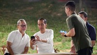 Malam itu, di IKN, tidak hanya tentang rapat atau diskusi serius, tetapi tentang momen kebersamaan, tentang bagaimana pemimpin-pemimpin negara bisa bersantai sejenak sambil tetap memikirkan masa depan bangsa.