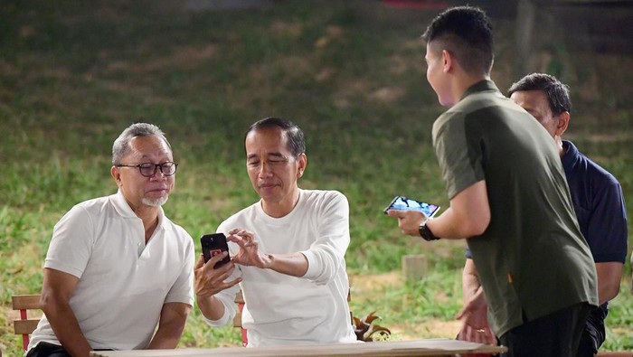 Intip Gaya Jokowi Santai Nikmati Malam di IKN Bareng Para Menteri Presiden Jokowi menikmati malam di IKN bersama sejumlah menteri usai melakukan peletakan batu pertama pada sejumlah infrastruktur.