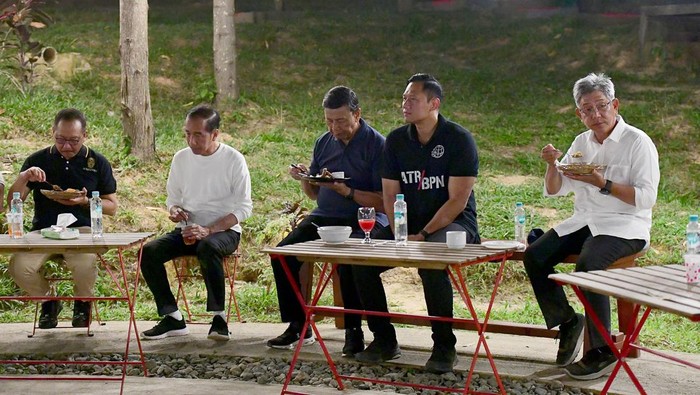 Intip Gaya Jokowi Santai Nikmati Malam di IKN Bareng Para Menteri Presiden Jokowi menikmati malam di IKN bersama sejumlah menteri usai melakukan peletakan batu pertama pada sejumlah infrastruktur.