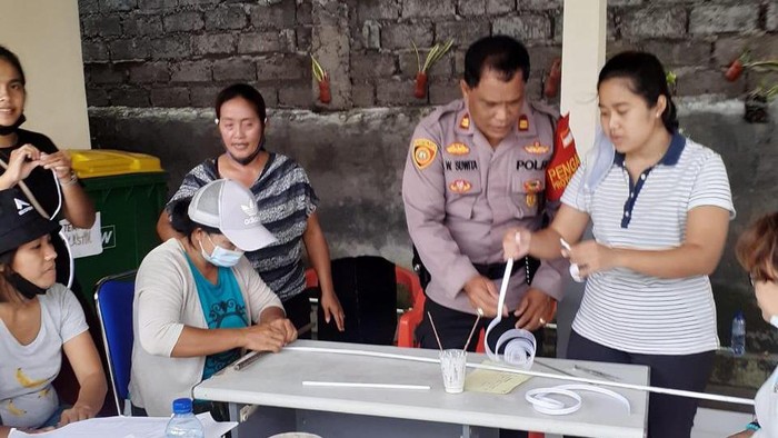 Iptu I Wayan membina warga untuk bikin kerajinan tangan dari barang bekas.