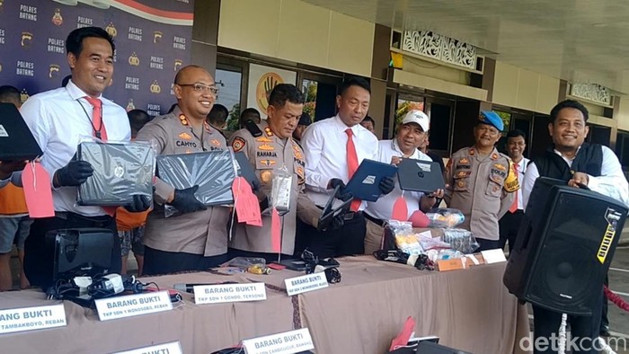 Jajaran Polres Batang menunjukkan barang bukti hasil pencurian di 11 sekolah, Jumat (1/3/2024).