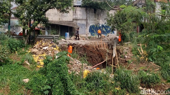 Jalan alternatif di Antapani yang ambles