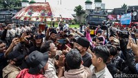 Massa terbagi menjadi dua kubu, yaitu massa pro hak angket Pemilu dan menolak hak angket.