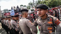 Polisi mempertebal keamanan di sekitar lokasi.