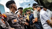 Demo saat ini terbagi di sisi kiri dan kanan gerbang depan DPR. Masing-masing unsur massa menyampaikan pendapatnya.