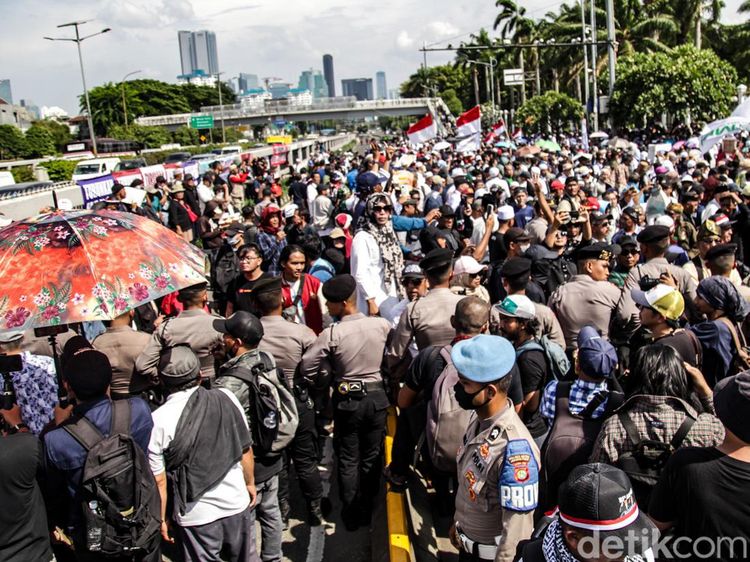 Jalan Gatot Subroto Ditutup Imbas Demo Depan DPR