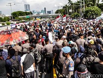 Jalan Gatot Subroto Ditutup Imbas Demo Depan DPR