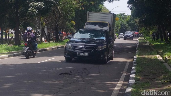 Jalan rusak di Bandung