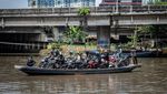 Ada Ojek Perahu Tarif Rp 2.000 di Jakarta, Angkut Motor Nyebrang Kali Angke