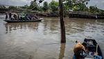 Ada Ojek Perahu Tarif Rp 2.000 di Jakarta, Angkut Motor Nyebrang Kali Angke