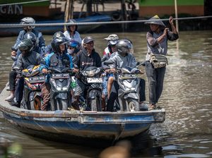 Ada Ojek Perahu Tarif Rp 2.000 di Jakarta, Angkut Motor Nyebrang Kali Angke
