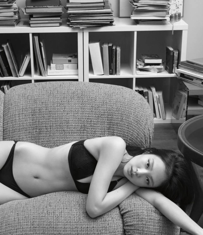 Jennie BLACKPINK tampil menawan dalam campaign terbaru Calvin Klein. Foto berkonsep hitam putih menampilkan Jennie berbaring memakai bra dan underwear hitam bermotif renda yang minimalis. Foto: dok. Calvin Klein