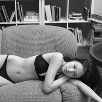 Jennie BLACKPINK tampil menawan dalam campaign terbaru Calvin Klein. Foto berkonsep hitam putih menampilkan Jennie berbaring memakai bra dan underwear hitam bermotif renda yang minimalis. Foto: dok. Calvin Klein