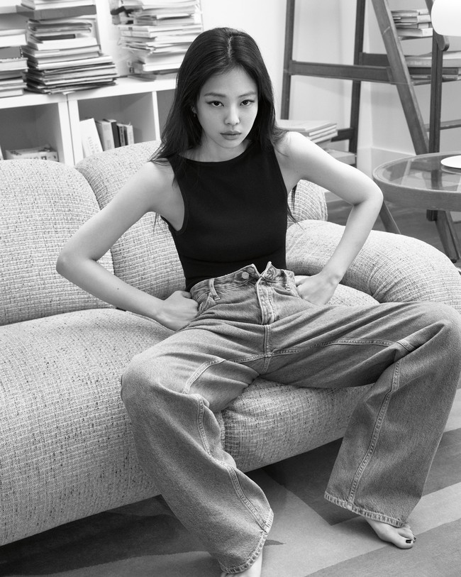 Koleksi terbaru Calvin Klein kali ini juga menampilkan Global Ambassador-nya tampil seksi memakai bodysuit hitam seharga $49 atau sekitar Rp 766 ribu. Penggemar yang ingin memiliki item kembaran dengan Jennie bisa mengambil ‘Ultra Wide Leg Fit Jeans’ yang merogoh kocek sebesar $99 atau Rp 1,5 juta. Foto: dok. Calvin Klein