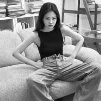 Koleksi terbaru Calvin Klein kali ini juga menampilkan Global Ambassador-nya tampil seksi memakai bodysuit hitam seharga $49 atau sekitar Rp 766 ribu. Penggemar yang ingin memiliki item kembaran dengan Jennie bisa mengambil ‘Ultra Wide Leg Fit Jeans’ yang merogoh kocek sebesar $99 atau Rp 1,5 juta. Foto: dok. Calvin Klein