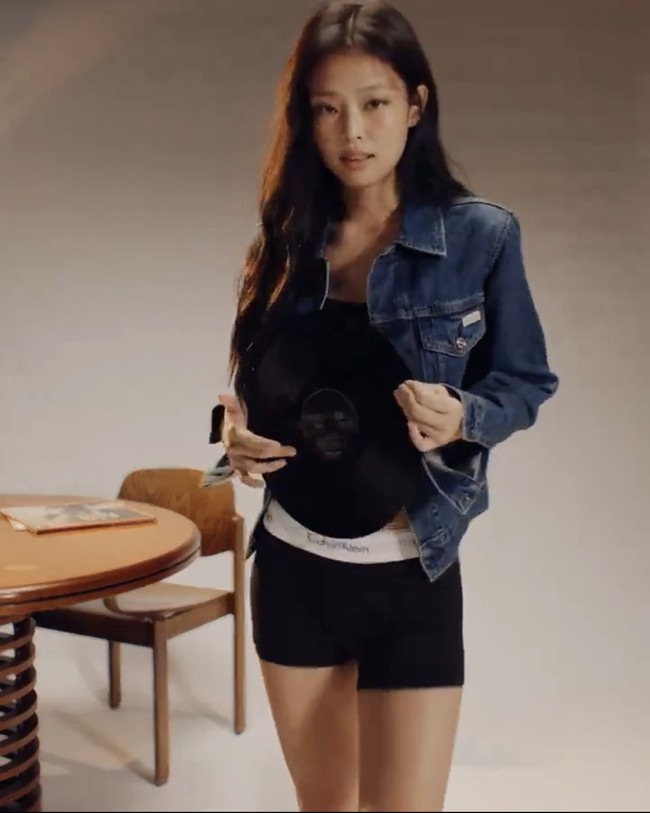 Seperti yang terlihat dalam video campaign Calvin Klein, gaya seksi Jennie BLACKPINK dilengkapi dengan ‘Classic Trucker Jacket’ dengan desain timeless seharga $99 atau sekitar Rp 1,5 juta. Foto: dok. Calvin Klein