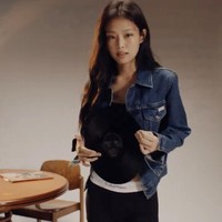 Seperti yang terlihat dalam video campaign Calvin Klein, gaya seksi Jennie BLACKPINK dilengkapi dengan ‘Classic Trucker Jacket’ dengan desain timeless seharga $99 atau sekitar Rp 1,5 juta. Foto: dok. Calvin Klein