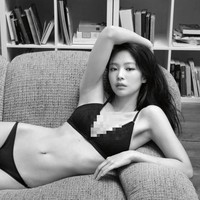 Bintang serial HBO The Idol itu mengenakan koleksi ‘Minimalist Micro Thong’ seharga $24 atau Rp 377 ribu. Foto: dok. Calvin Klein