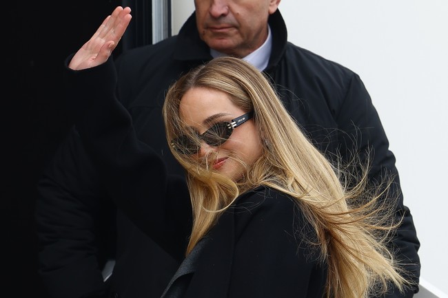 Tidak ketinggalan kacamata hitam bergaya cat-eye yang mempertagas fitur mukanya. Ia pun membiarkan rambut pirangnya tergerai bebas sehingga memancarkan kecantikan alaminya. (Foto: Marc Piasecki/WireImage)