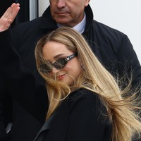 Tidak ketinggalan kacamata hitam bergaya cat-eye yang mempertagas fitur mukanya. Ia pun membiarkan rambut pirangnya tergerai bebas sehingga memancarkan kecantikan alaminya. (Foto: Marc Piasecki/WireImage)