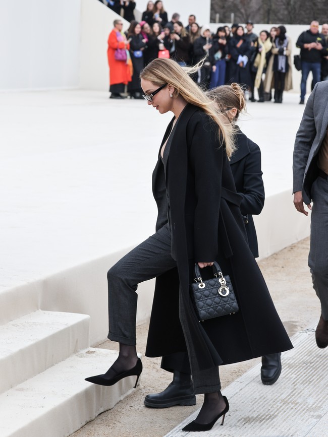 Aktris pemenang Oscar ini menunjukkan sisi lady boss-nya dalam balutan setelan berwarna arang berlapis-lapis. Coat hitam dipilih sebagai luaran untuk menghangatkan tubuh dari udara dingin kota Paris. (Foto: Arnold Jerocki/Getty Images)