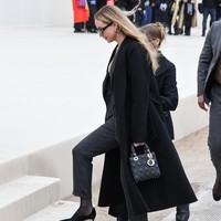 Aktris pemenang Oscar ini menunjukkan sisi lady boss-nya dalam balutan setelan berwarna arang berlapis-lapis. Coat hitam dipilih sebagai luaran untuk menghangatkan tubuh dari udara dingin kota Paris. (Foto: Arnold Jerocki/Getty Images)